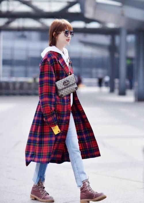 洋气|剪短发美出新高度，格纹风衣搭白卫衣，一头栗色短发太洋气