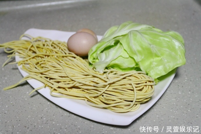 分钟|早上少睡10分钟做一盘炒面给孩子当早餐,简单、省事、营养、美味