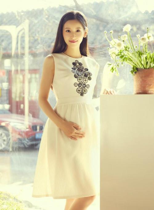 性感|章泽天穿小白裙美到耀眼,都当妈妈了,打扮甜美还是那个奶茶妹妹