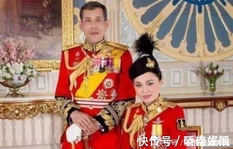 哇集拉隆功!苏提达王后下跪微笑,是有意还是无意?这一跪的目的何在?