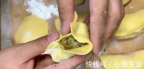 酸菜|正宗的东北酸菜馅饺子，酸菜中放上“它”一起拌，好吃停不下来！