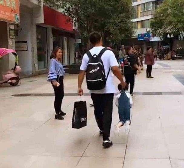 女儿|爸爸抱着女儿遮雨火了,“小棉袄”成了“工具人”,不愧是亲爹