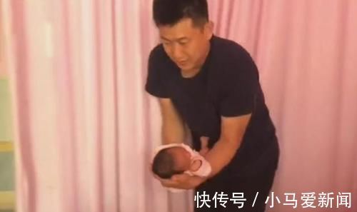 宝爸|摸脚丫、探鼻息，'慌张爸爸'意外走红，网友：跟我老公一模一样