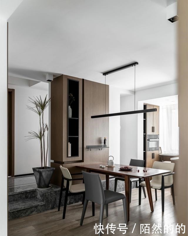 收纳|越来越多人放弃电视墙,学他家打一排柜子,美观实用两不误!聪明!