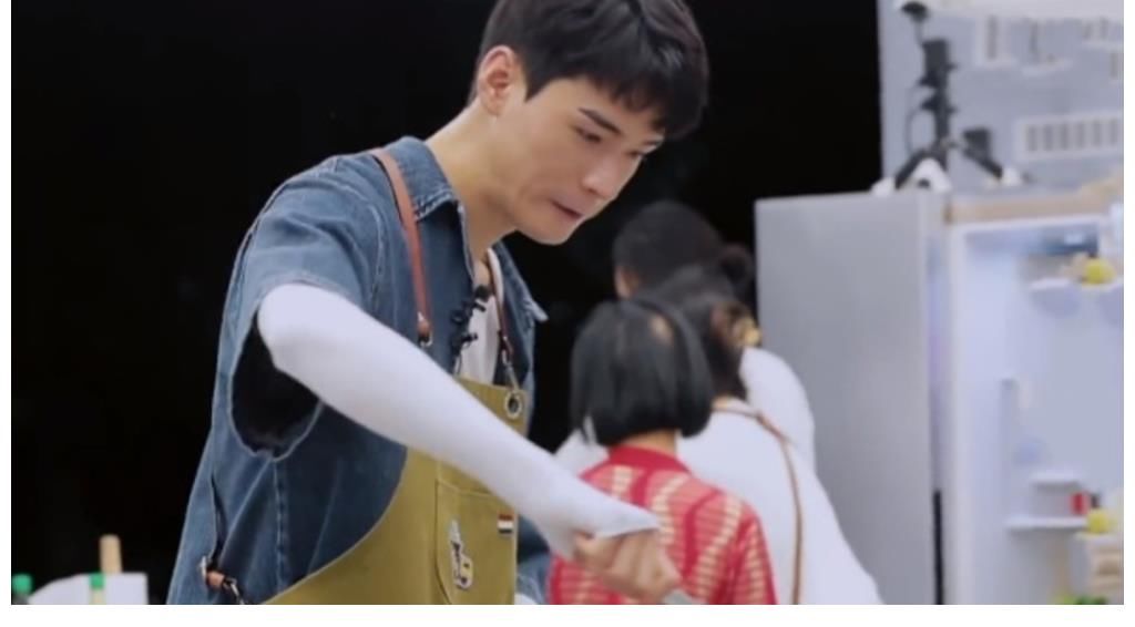 龚俊|龚俊学做小龙虾，水蒸气扑到脸上导致脱妆，前后色差不像是男明星