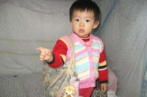 小宝宝|太可爱啦, 2岁宝宝帮妈妈提袋子, 哪怕再困也不能放开手里的重任