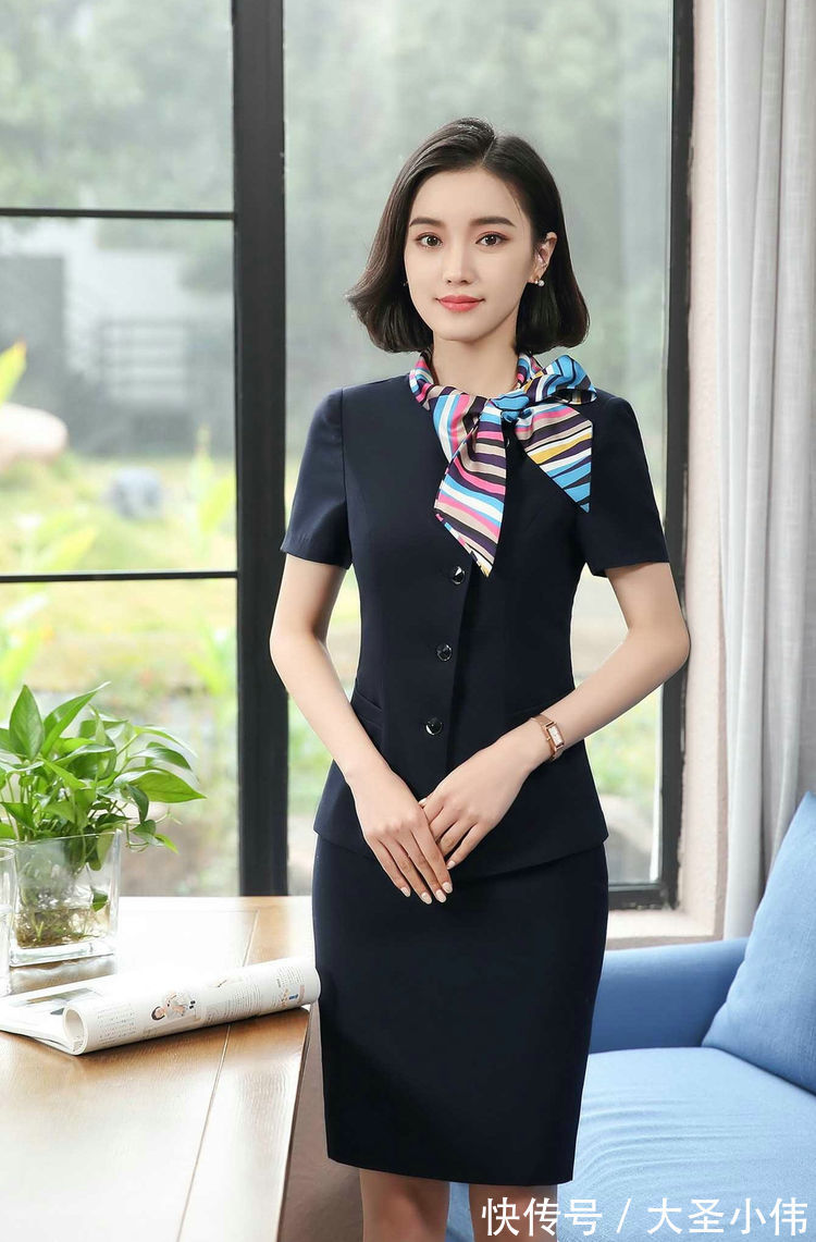 套装裙|美女街拍:蓝黑色的套装裙,修身的设计很显简约的时尚,优雅的女人味十足