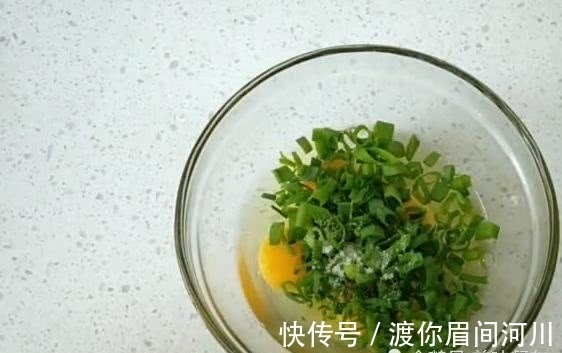 鸡蛋|4个鸡蛋，1碗面粉，不揉面，不擀面，简单做出超好吃的鸡蛋饼