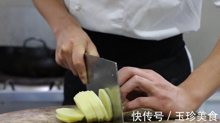 豆瓣酱|为什么大厨做的干锅土豆片干香软糯?原来少了这一步,今天就试试