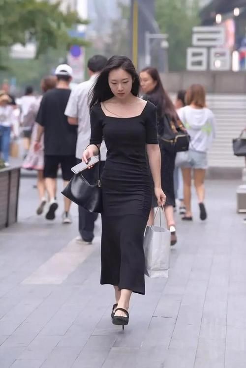 少女搭配一袭黑色长裙，知性温婉，性感大气