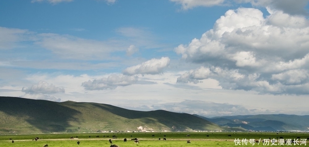 香格里拉这个人迹罕见的地方,景色优美,绕海骑行是最佳选择