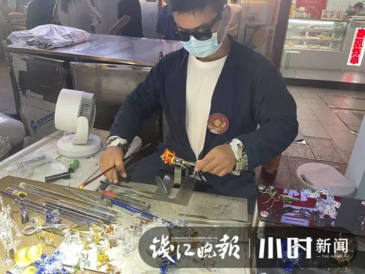 美院|夜市里，戴墨镜的小伙“妙手生花”，还每天“撒狗粮”