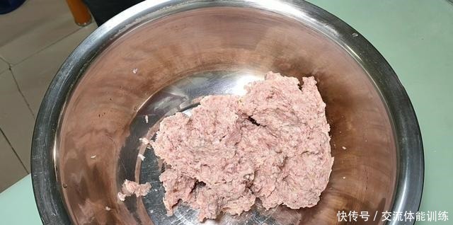 简单的家常菜《萝卜丸子汤》丸子好吃,汤鲜味美的秘密