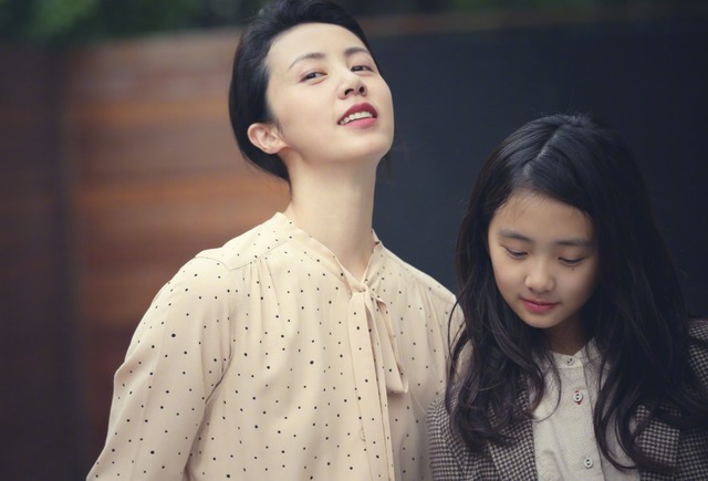 女儿 妈妈去当伴娘,让女儿叫自己“姐姐”,老公:你想给她换个爸?