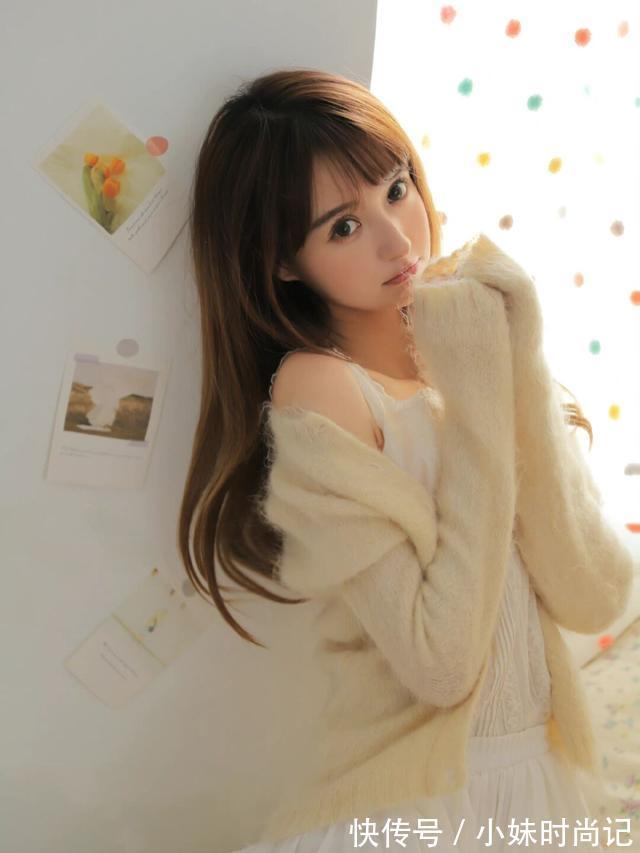 女人|白色毛衣可以内搭连衣裙,莫名的温柔感让女人散发么人气息