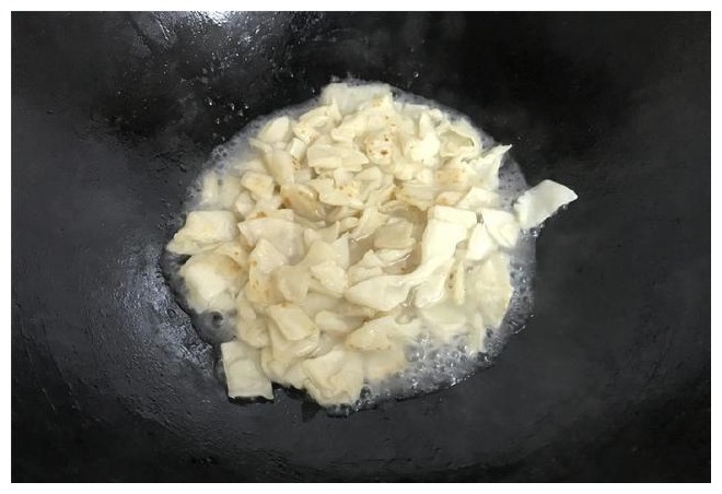 吃剩的饺子皮这么做，既当饭又当菜，老妈也直夸我真能干