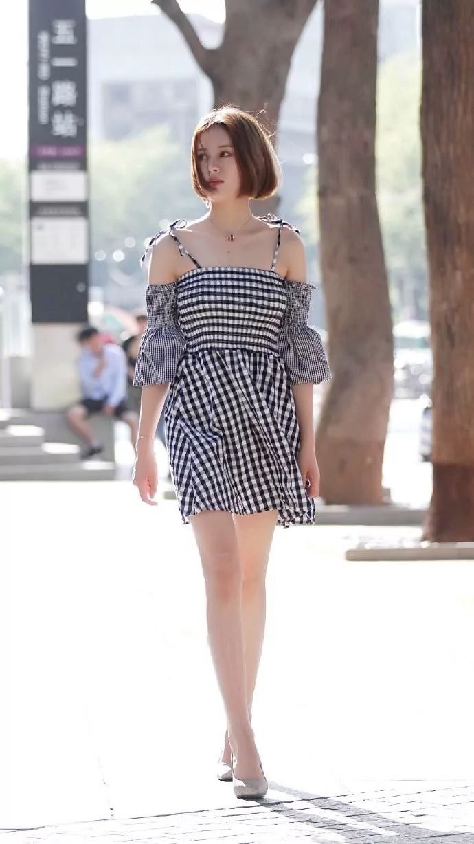 开衫|V领豹纹毛开衫的小姐姐,配黑色喇叭裤,凸显时尚之美