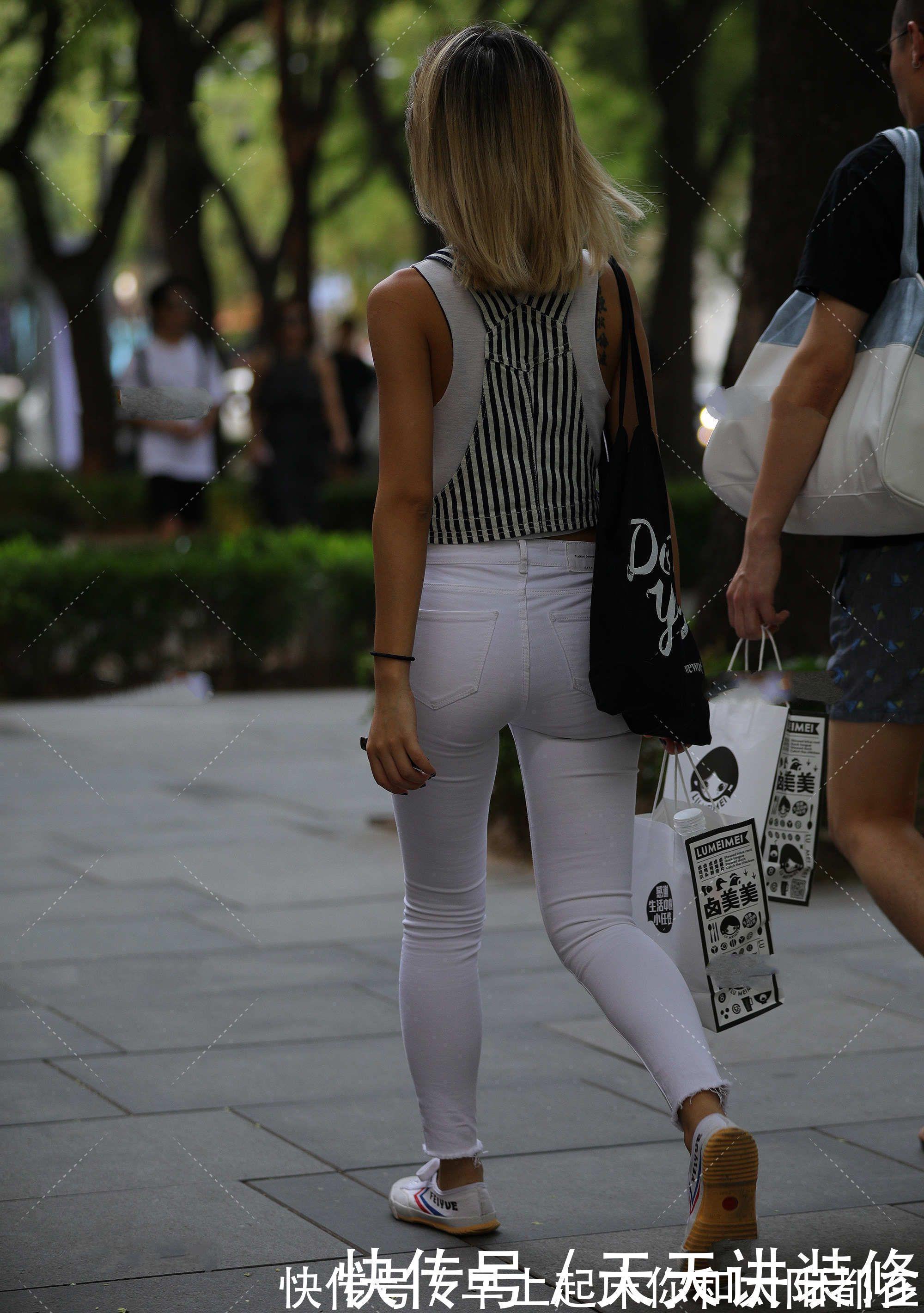 纯白色|白色小上衣搭配一条纯色的牛仔裤,小麦色皮肤欧美风十足