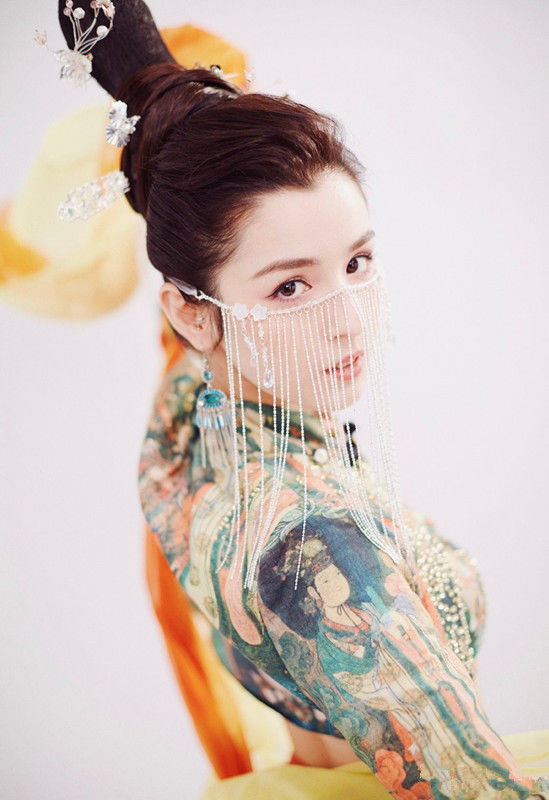 襦裙#“西域美人”哈妮克孜演绎飞天之美,金钗薄纱,皆是神秘之源