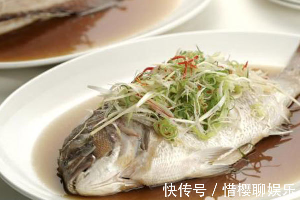 鱼胆|喉咙被鱼刺卡住了别再傻傻喝醋,教你2招,让鱼刺自己跑出来!