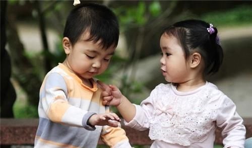 晓燕|“龙凤胎”妹妹长期吃钙片,哥哥天天喝牛奶,3年后兄妹身高差距竟这么大