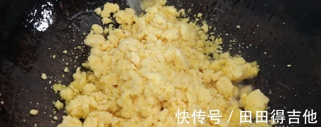 吃法|玉米面倒进滚烫的锅中,秒变美食,比油条还好吃,吃得太香了!