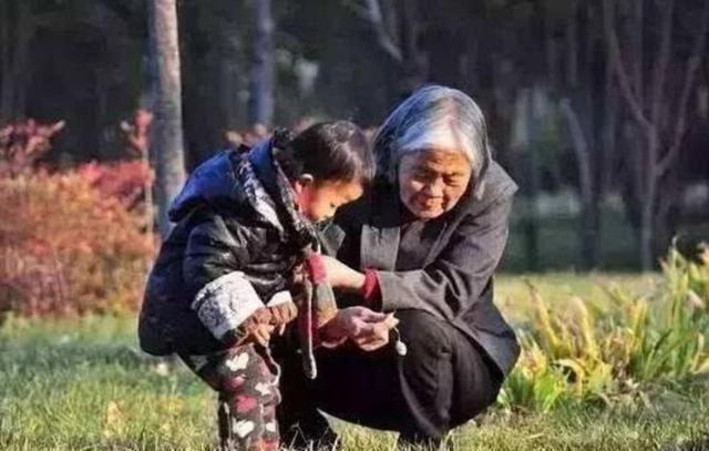 外孙女|外婆怕外孙女太热，把纸尿裤剪成“乞丐装”，网友求大量生产