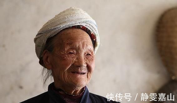 生姜|为什么会出现老年斑？营养师：常用2种食物，更大程度躲开老年斑