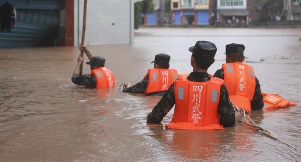 群众|武警四川总队官兵紧急救援强降雨受灾群众