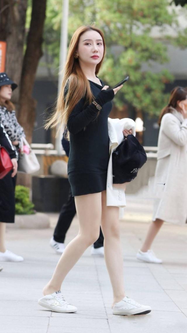 卡其色|美女身穿卡其色连衣裙，充满青春时尚感，阳光又可爱
