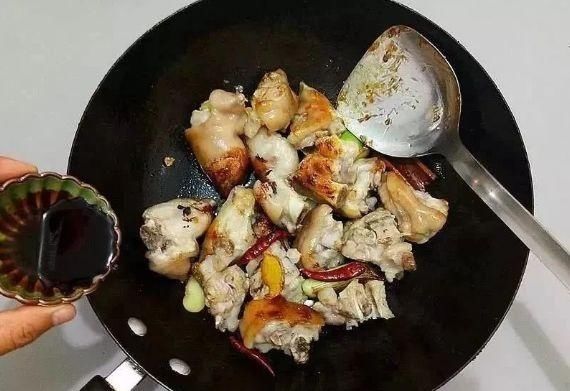 猪蹄这样做，越焖越香，软烂入味，好吃到汁都不剩~