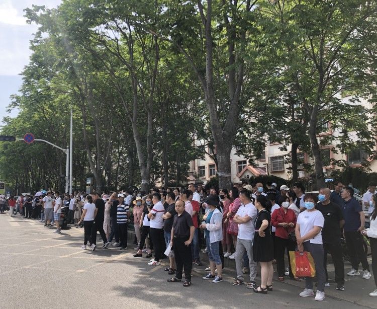 助威|考场外的守望,家长们只想给孩子们默默助威