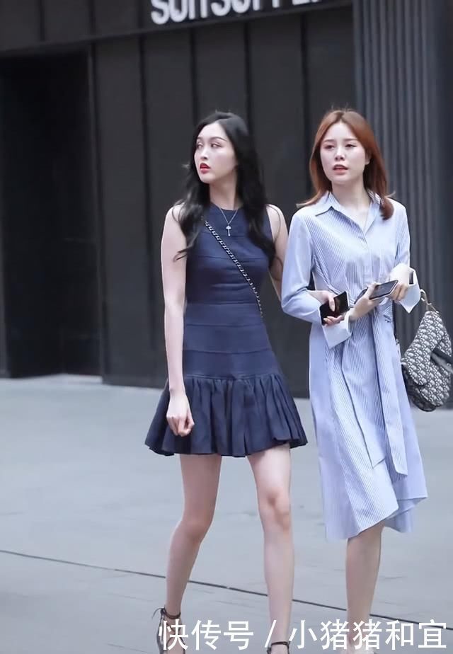 街拍从正面看我选右边的妹子,因为瘦,但是看后面她闺蜜稳赢