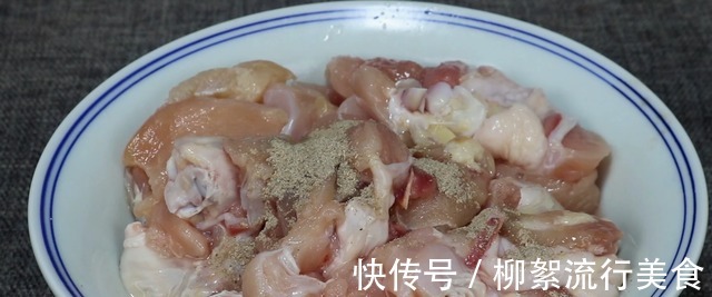 炖鸡肉时，最忌直接焯水，看大厨怎么做，鸡肉鲜香滑嫩不腥不柴！