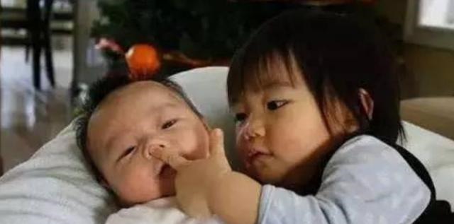 妈妈|2岁姐姐被3个月大弟弟吵醒,一看妈妈不在,姐姐做法太有爱了