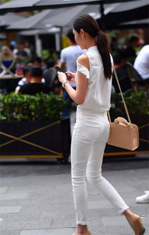 街拍:阔腿裤搭配黑色吊带衫,美女身材太完美,让人无法遗忘