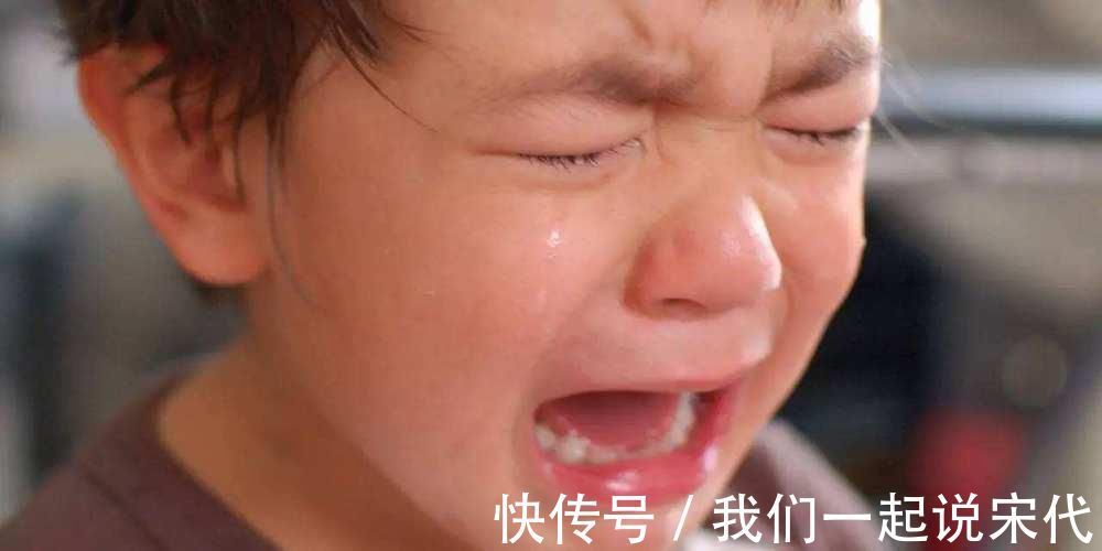 羊水|为什么宝宝喜欢抱着到处走,停下来就大哭?背后原因竟这么暖心