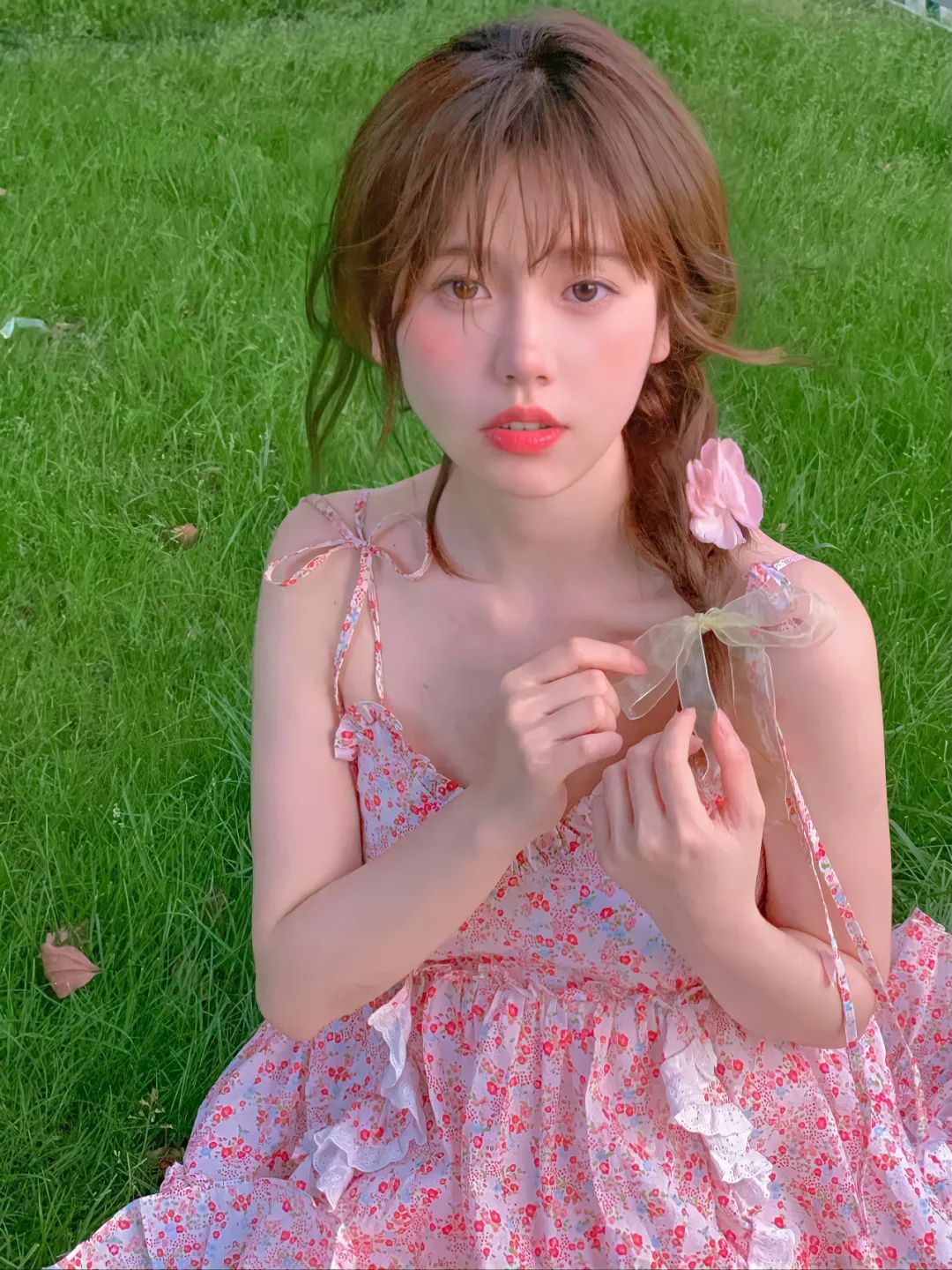 夏梦|忘了高跟鞋吧！小个子穿连衣裙配平底鞋，气质又好看