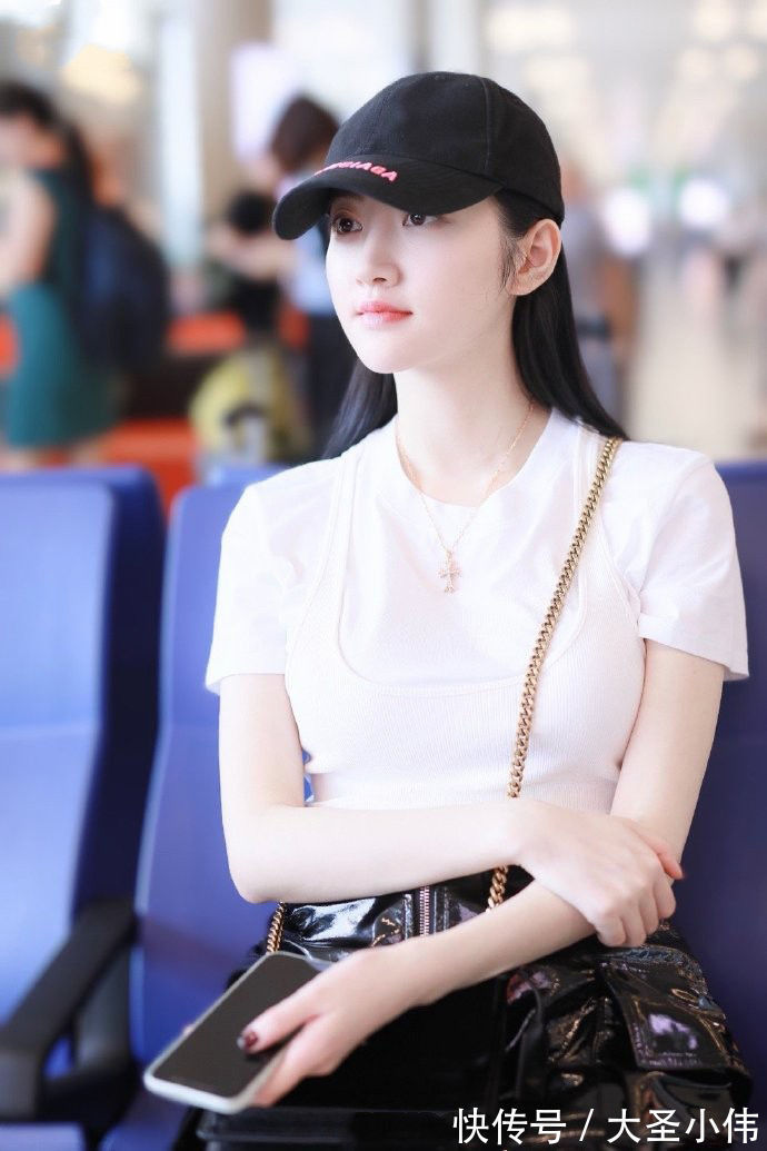 丹宁布|美女街拍：亮黑的裙子，但如果您不知道如何匹配它，您将轻松佩戴T恤