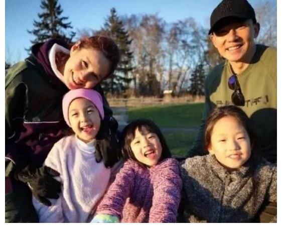 劉畊宏|劉耕宏曬倆女兒，8歲小泡芙越長(zhǎng)越標(biāo)致，手上涂指甲油超精致