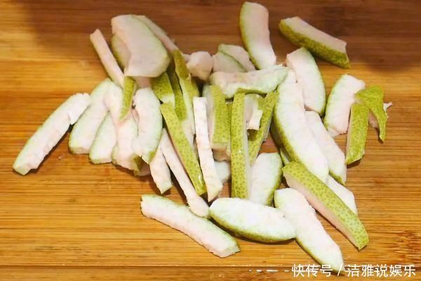 吃完柚子皮别再扔掉了,放进厨房有妙用,一年能省几百元