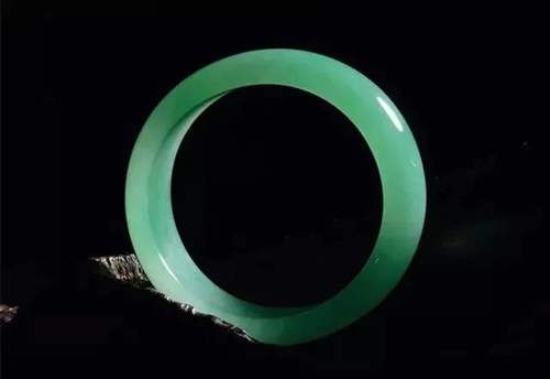 适合自己的才是最好的！不同年龄段人群应该如何挑选翡翠？