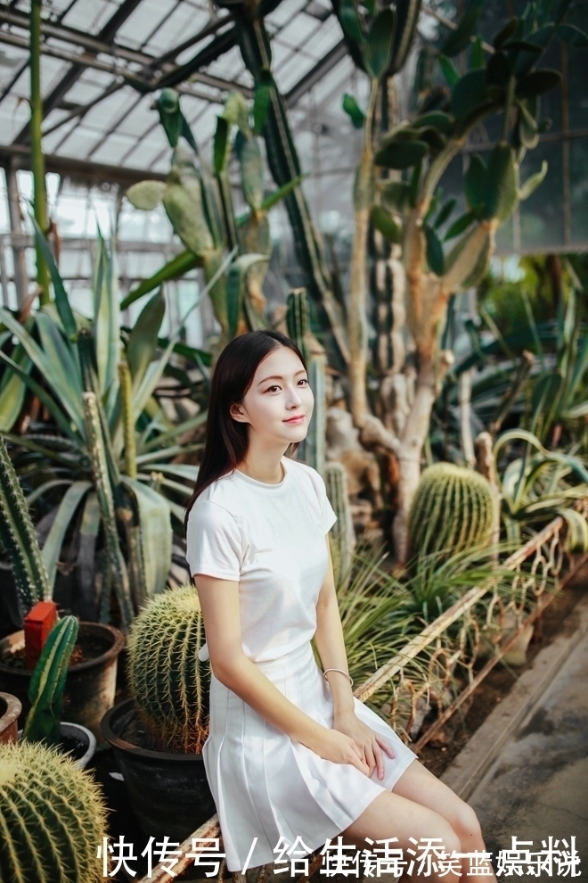 长发美女T恤衫百褶裙搭配一双小白鞋少女感十足,美美哒