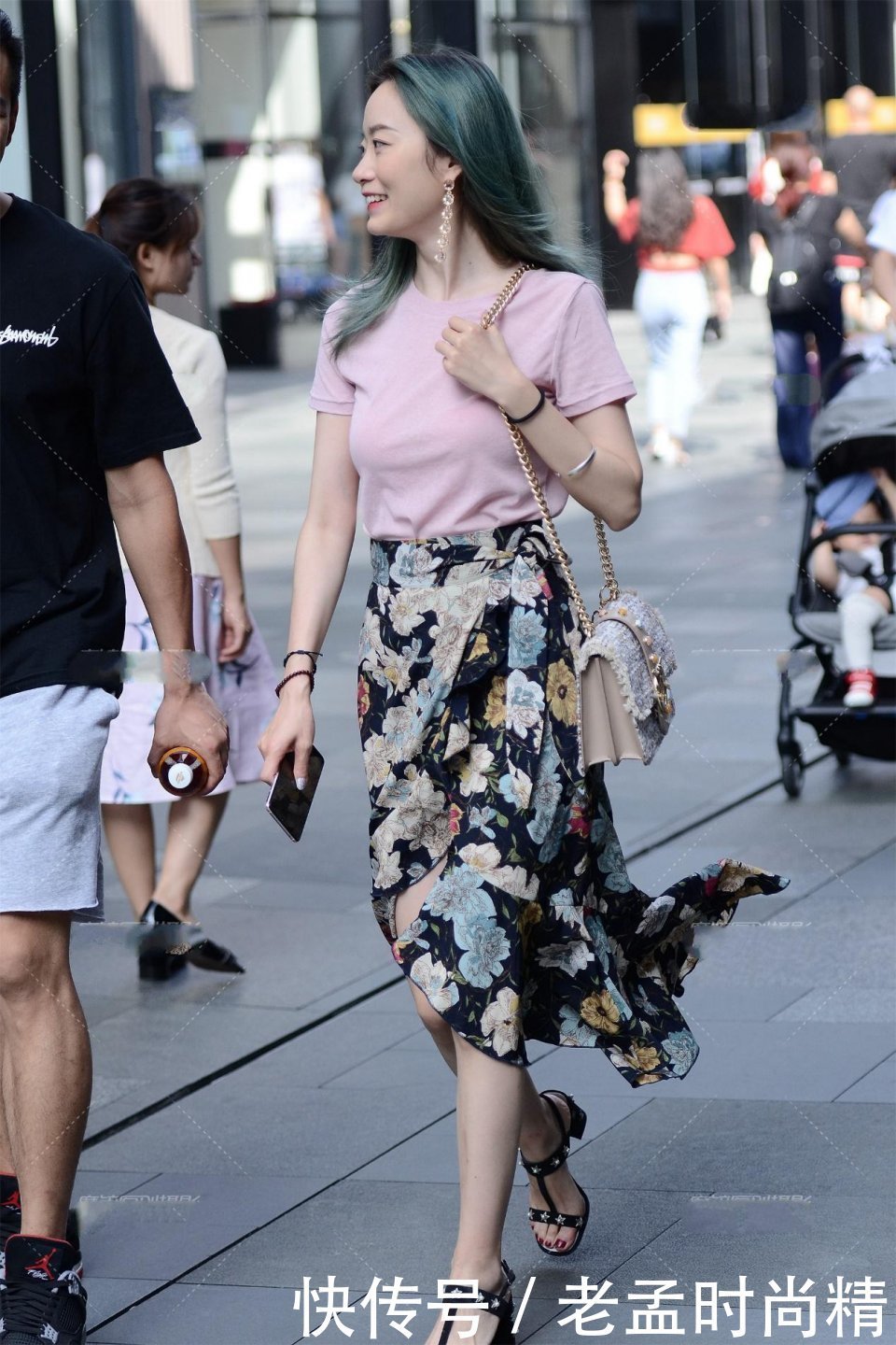 街拍：相当有气质的北方美女, 虽然有点小肚子, 这样另类的女孩子你咋看