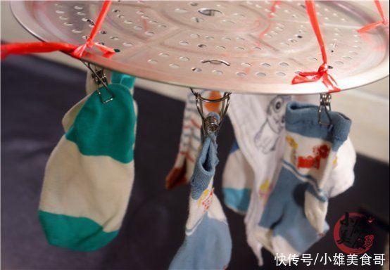 旧蒸格不要扔，把它挂在阳台上，作用太厉害了，解决家人大难题