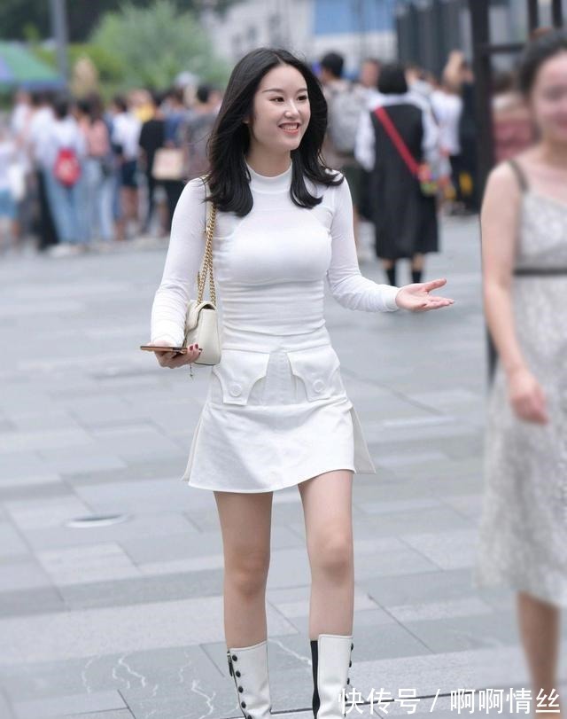 短裙 最有气质的搭配，白色长袖衫配迷你裙，优雅感性，魅力十足！