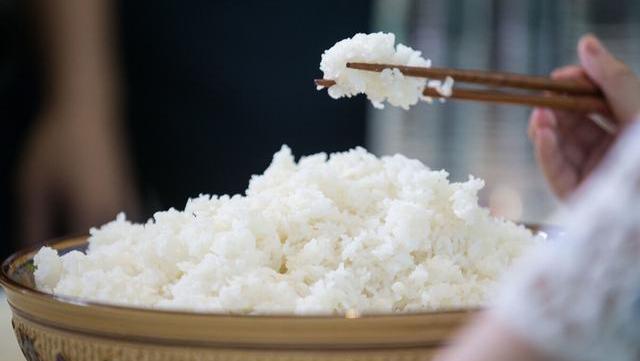 饭店里传出来的蒸米饭秘方,多放2味料,米饭粒粒分明,香软好吃