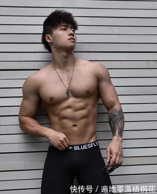 男生|皮肤光滑白净的男生还真不多哦，特别是爱好健身的男生就更是少见！