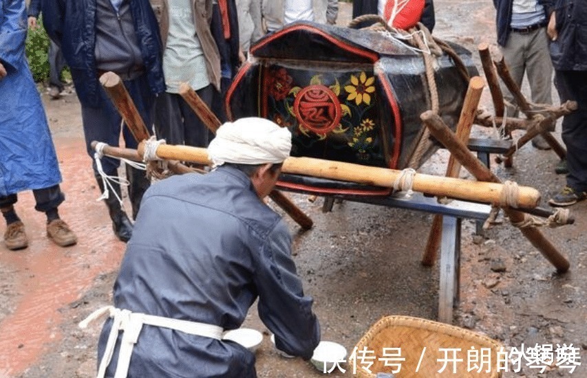 习俗#民间丧葬习俗人去世后为什么要用绳子绑双脚老祖宗的经验之谈