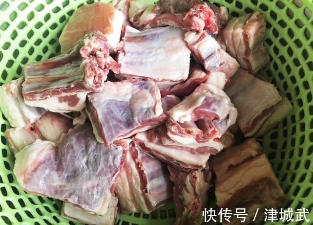 秋天最该吃这肉,比牛肉香,比排骨滋补,热乎乎炖一锅,吃美全家人